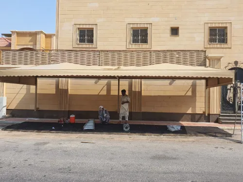 مظلات على امتداد الواجهة